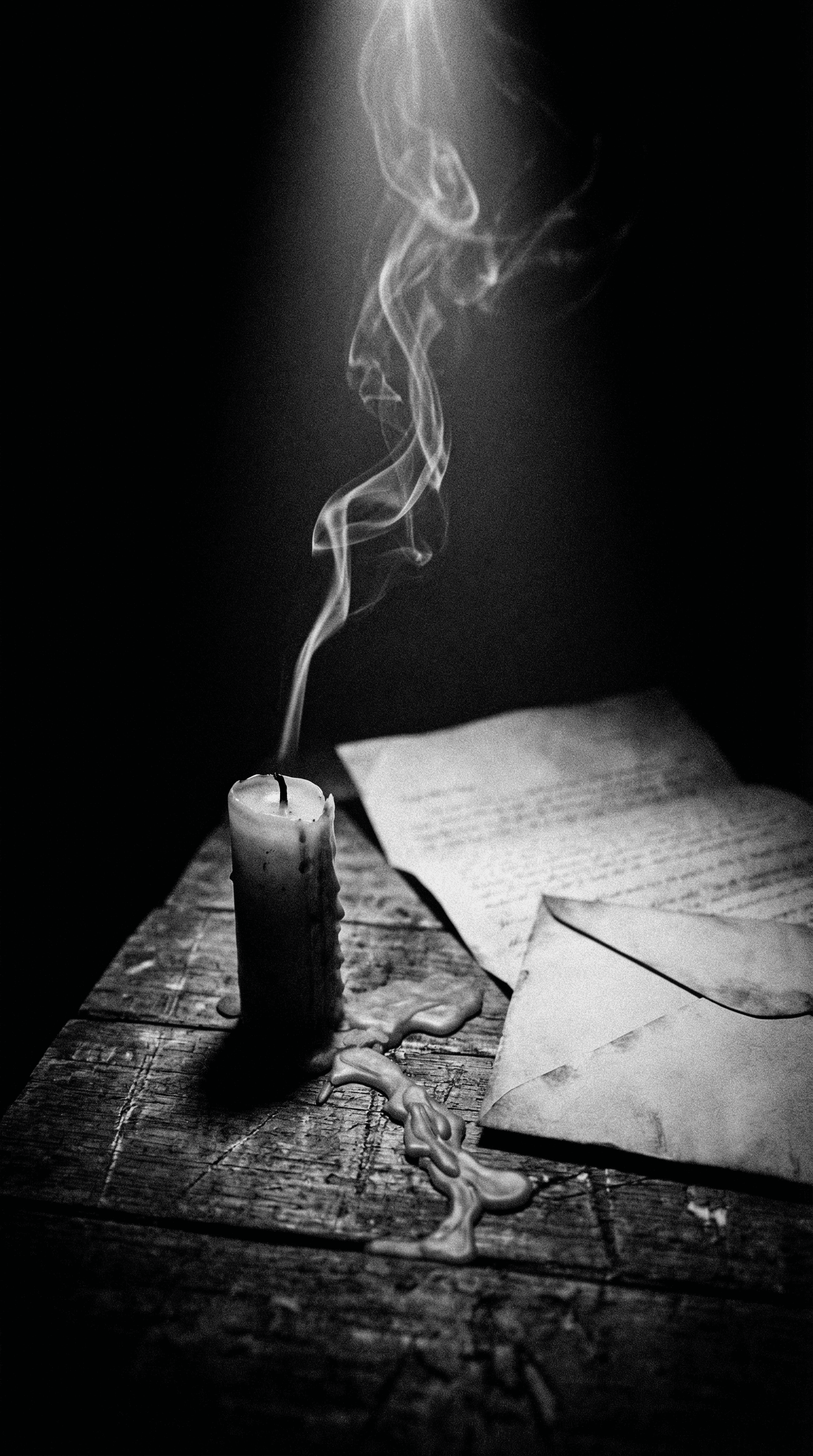 Vela y fragmentos de papel