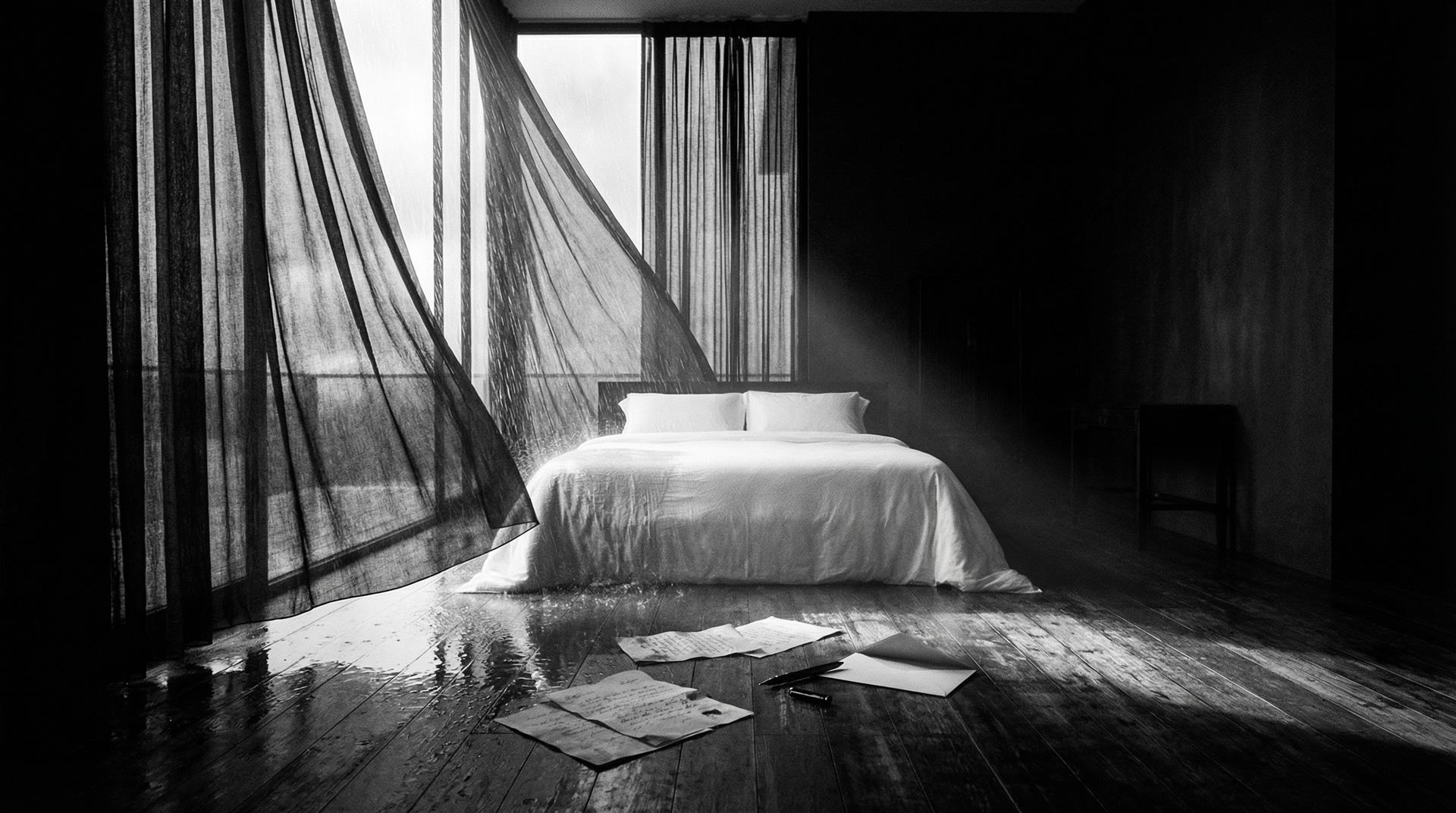 Habitación en penumbra con cartas esparcidas